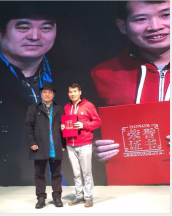 <em>中國</em>十大<em>皮具</em>設(shè)計(jì)師何金龍：傳統(tǒng)刺繡與<em>皮具</em>的時(shí)尚效應(yīng)