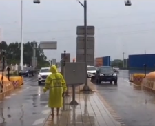 高速收費站路姐赤腳上陣	，冒雨疏散交通