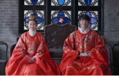 面對漢服被視為奇裝異服，設計師鐘毅扛起漢服復興的大旗，致力于漢服<em>文化</em>的傳播