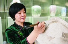 醴陵釉下五彩瓷<em>燒制</em>技藝<em>的</em>代表傳承人黃小玲，<em>中國</em><em>陶瓷</em>界<em>的</em>“花鳥皇后”