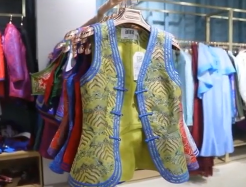 民族<em>的</em>就是世界<em>的</em>，阿泯娜民族<em>服飾</em>把中國(guó)傳統(tǒng)<em>服飾</em><em>與</em><em>現(xiàn)代</em><em>服飾</em>結(jié)合
