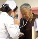 護士反<em>用</em>聽診器，教耳背大爺按時吃藥
