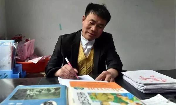 鄉村教師張玉滾，山里缺師少教，他把自己練就成了全科教師