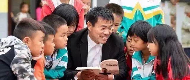 <em>鄉村</em><em>教師</em><em>張</em><em>玉</em><em>滾</em>，一條窄窄的扁擔挑起山里娃走出大山的希望