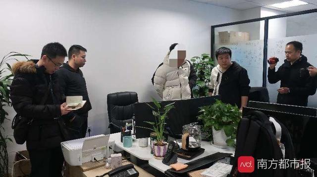 佛山三水警方破獲<em>一</em>特大非法制售手機監控軟件<em>團伙</em>案