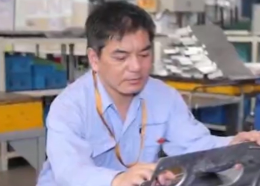 鈑金工王偉，托舉中國大飛機夢