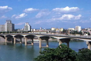 懸臂<em>梁</em>橋—是以一端或兩端向外自由懸出的簡支<em>梁</em>作為上部結構主要承重構件的<em>梁</em>橋