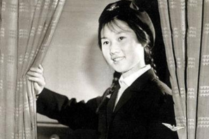 第一批女<em>空</em><em>乘</em>人員在為乘客送茶