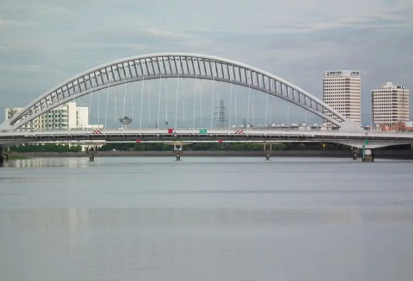下承<em>式</em><em>橋</em>—橋面系在<em>橋</em>跨承重結構下面的<em>橋梁</em>