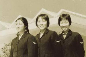<em>第一批</em>女空乘人員中<em>的</em>三姐妹在一起<em>合影</em>
