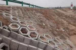路基坡面防護—防止路基坡面溜坍等病害所采取的防護加固措施