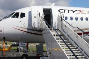 民航客機艙門又厚又重，為什么不安裝自動門，反而要空姐手動？