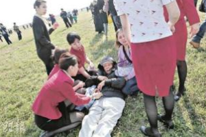 空乘服務人員<em>救人</em>感人畫面（圖2）