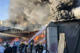 南陽一倉庫發生火災, 現場火勢沖天,狼煙滾滾