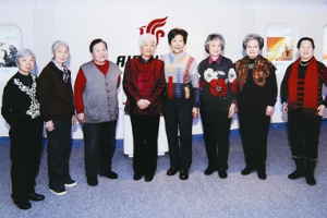 2012<em>年</em>“十八姐妹”中的八位姐妹共慶“三八”婦女節