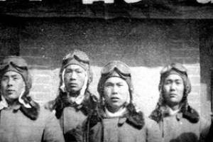 “空中拼刺刀”，拼出如今鋼多氣盈骨更硬——入朝作戰(zhàn)首戰(zhàn)勝利后部分飛行員合影
