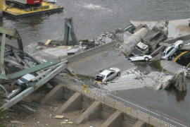 密西西比河<em>大橋</em><em>坍塌</em>—反映了一絲不茍的意義