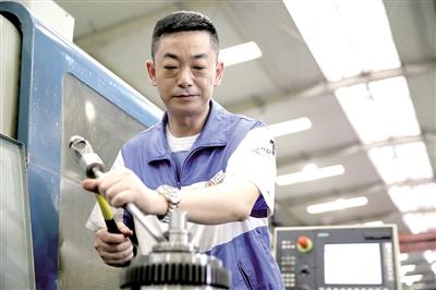 善于創新的"工業醫生”黃健