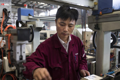 車<em>間里</em><em>的</em>“<em>數控</em><em>達人</em>”詹求鋒