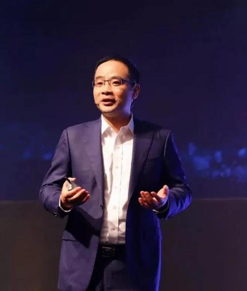 在鄭葉來(lái)的帶領(lǐng)下 華為<em>云</em>正式對(duì)外發(fā)布<em>公有</em><em>云</em>戰(zhàn)略