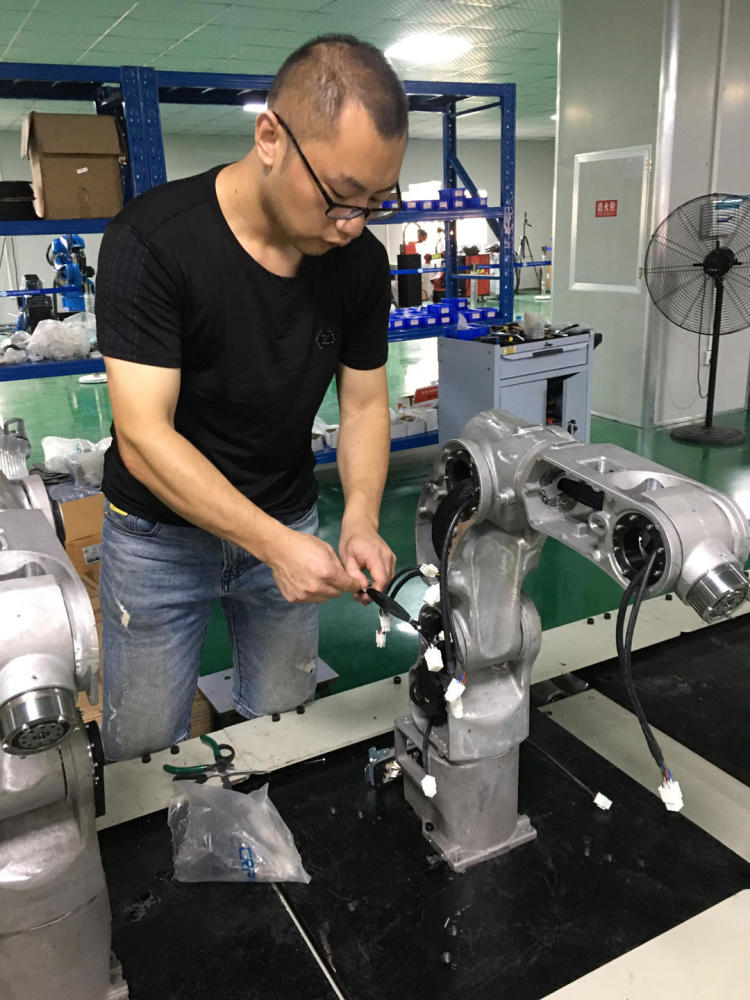焊接機器人到裝備制造企業上崗 生產效率增長數倍