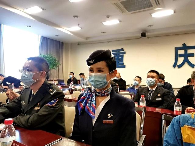 華夏航空乘務長楊璐遙獲授全國交通運輸系統抗疫先進個人