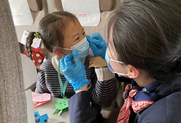 春運首日<em>東航</em>無陪兒童：“謝謝姐姐，我們還會再見”