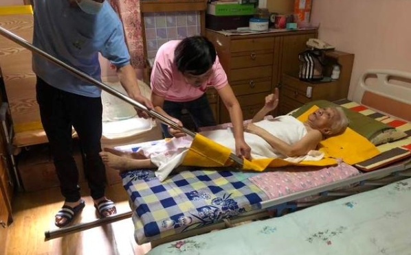 老年人對長征鎮免費<em>助</em>浴服務贊不絕口