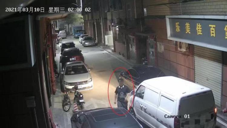 <em>汽車</em>擋道無挪車號碼 <em>男子</em>泄憤劃車<em>被</em>刑拘并賠償修費2萬