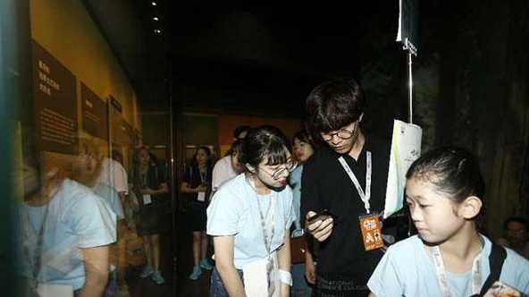 中韓混血擔當“小翻譯” 成為大家溝通交流的“小使者”