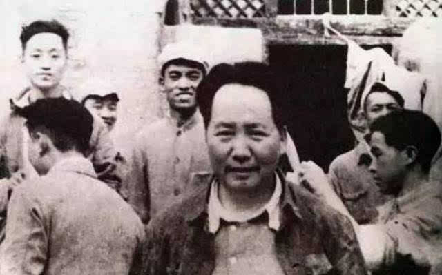 <em>俄語(yǔ)</em><em>翻譯</em>家?guī)熣埽好珴蓶|、周恩來(lái)、劉少奇、朱德等中央領(lǐng)導(dǎo)的俄文<em>翻譯</em>