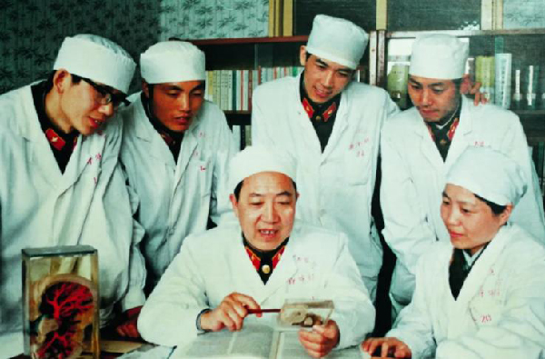 中國(guó)肝膽外科之父 吳孟超 <em>為國(guó)為民</em>披肝瀝膽