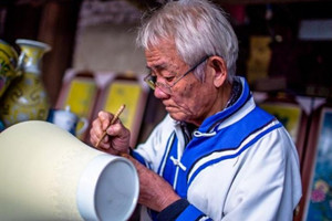<em>非</em>物質文化遺產<em>手工</em>制瓷優秀<em>傳承</em><em>人</em>——張文月