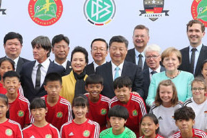習近平同德國總理默克爾共同觀看中德青少年足球友誼賽