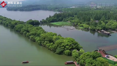 蘇堤是<em>蘇東坡</em>任杭州知州時(shí)，疏浚西湖，利用浚挖<em>的</em>淤泥構(gòu)筑而成