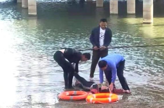 跳湖救人+<em>心肺</em><em>復蘇</em>，張清光這波<em>操作</em>英勇，更專業！
