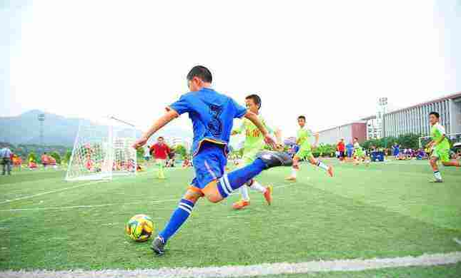 <em>運動</em><em>訓練</em>：《校園足球理論指導與<em>實踐</em>--大連青訓教父》<em>課程</em><em>思</em><em>政</em>案例