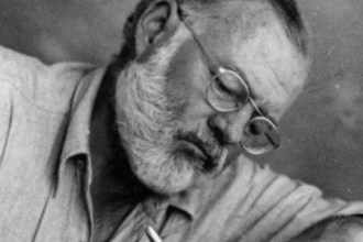美國當代小說家，諾貝爾文學獎獲得者—<em>海明威</em>