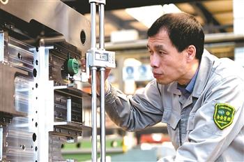李凱軍：中國第一汽車集團公司鑄造公司模具鉗工高級技師