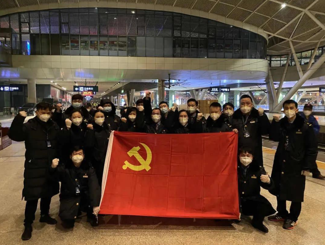 挺起鋼鐵脊梁 情注英雄城市—<em>武漢</em>站“頭雁”黨團員突擊隊