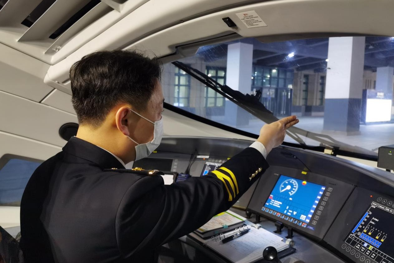 <em>授課</em><em>圖片</em>—牡丹江機務段動車組<em>司機</em>景祥君-手中大閘把沉甸甸