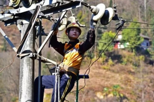 <em>授課</em><em>圖片</em>—<em>女</em><em>電力</em><em>線路工</em>
