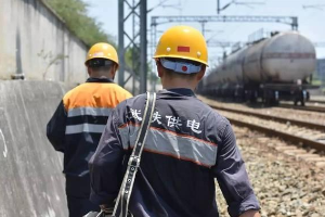 授課圖片—高溫線的電力線路工衣服濕<em>透了</em>