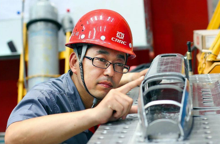 新時代·鐵路榜樣丨張雪松：勇攀技術高峰<em>的</em>“<em>高</em>鐵工匠