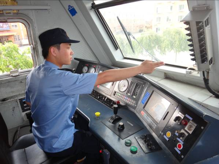 <em>授課</em><em>圖片</em>—列車發(fā)車前<em>確認(rèn)</em>機(jī)車<em>信號(hào)</em>機(jī)上下行開關(guān)