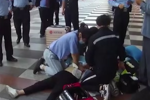 醫學生車站跪地<em>救人</em>面對鏡頭她說：別宣傳我宣傳<em>心肺</em><em>復蘇</em>