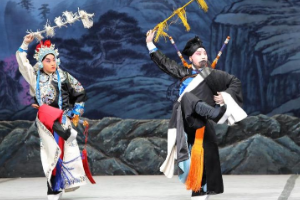 《秦<em>瓊</em>觀陣》獨(dú)特別致的“雙人趟馬”