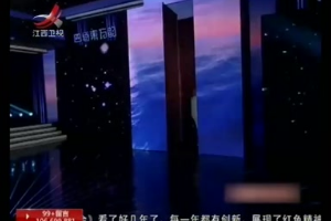 男子一襲白衣唱《烏蘇里船歌》太藝術