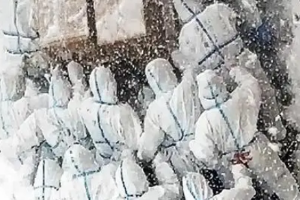 大連海洋大學(xué)志愿者冒雪送<em>防疫</em><em>物資</em>