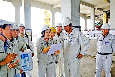 全國勞模、港<em>珠</em>澳大橋外海人工島島上建筑總建筑師馮穎慧：10000+張設計圖紙托起“海上明珠”